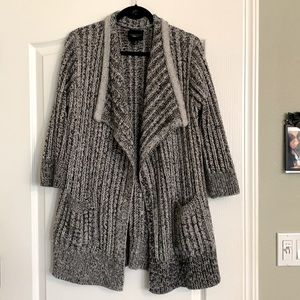 Nice and cozy knit cardigan with front pockets